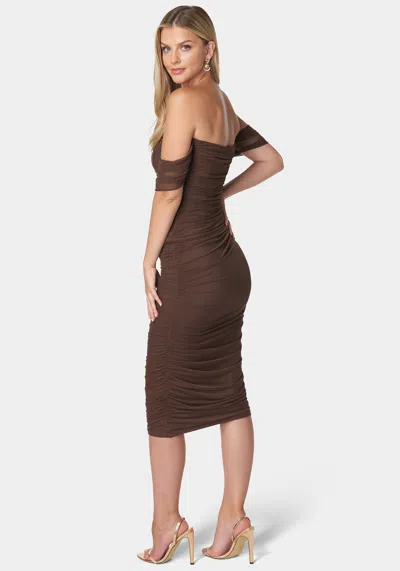 Bebe Ruched Midi Dress In Chocolate