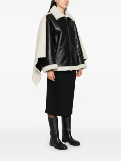 Alainpaul Shearling-cape Jacket In Schwarz