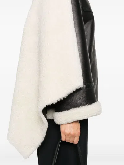 Alainpaul Shearling-cape Jacket In Schwarz