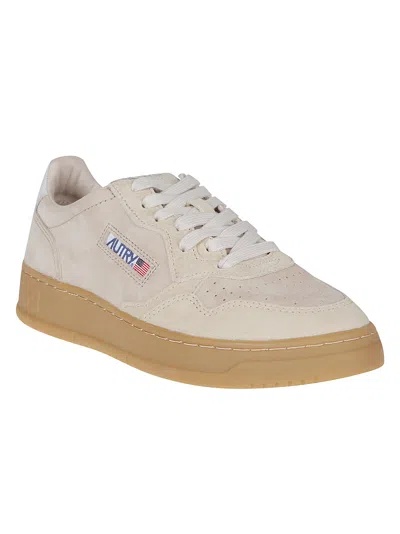 Shop Autry Medalist Low Sneakers In Neutro