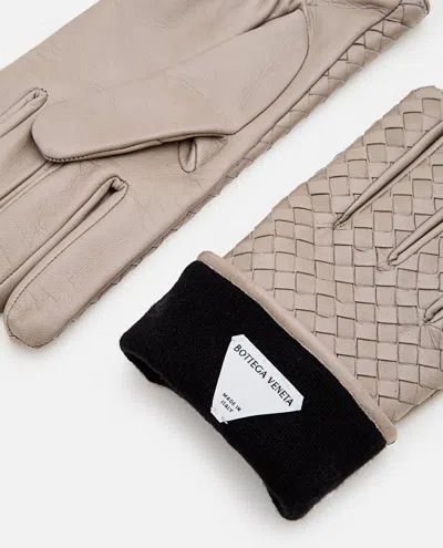 Bottega Veneta Women Intrecciato Leather Gloves In Gray