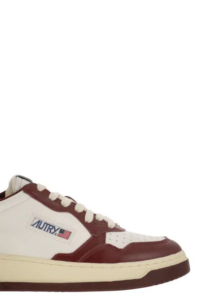 Shop Autry Medalist Low - Sneaker Bicolore In Multicolor