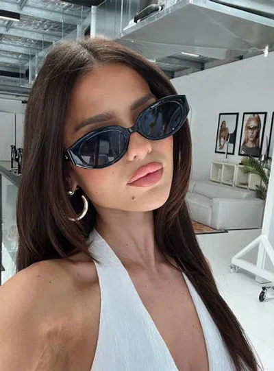 Princess Polly Slide Away Sunglasses In Black