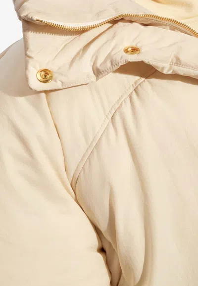Jacquemus Caraco Puffer Zip-up Jacket In Cream