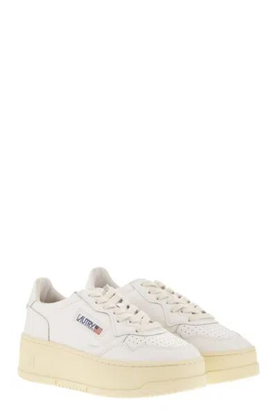 Autry Sneakers Medalist Platform In Suede And Leather White And Gray.