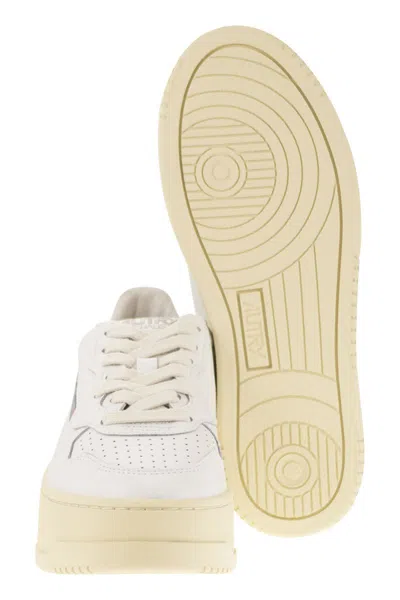 Autry Sneakers Medalist Platform In Suede And Leather White And Gray.