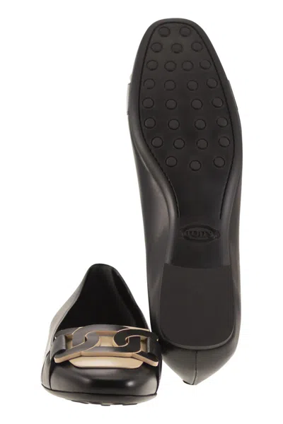 Tod's Leather Ballerina With Chain