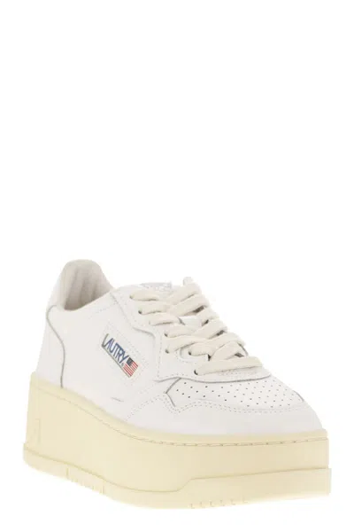 Autry Sneakers Medalist Platform In Suede And Leather White And Gray.