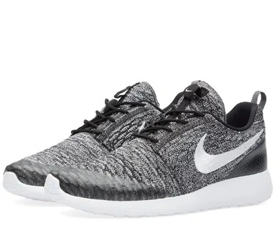 Nike Roshe One Flyknit Sneakers