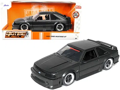 Diecast Model Jada 1989 Ford Mustang Gt 5.0 Matt Black Metallic With Matt Black Hood "bigtime Muscle" Series 1/24 Serie