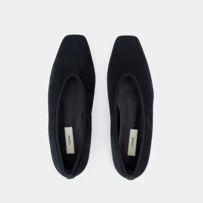 Totême Toteme Minimalist Velvet Ballerinas Shoes In Black