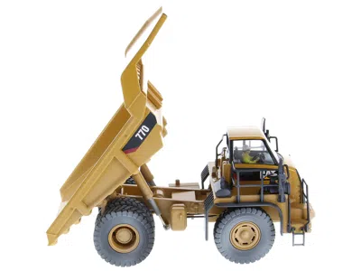 Diecast Model Diecast Masters Cat Caterpillar 770 Off-highway Truck Yellow (weathered) With Operator "weathered" Series 1/50 Dieca
