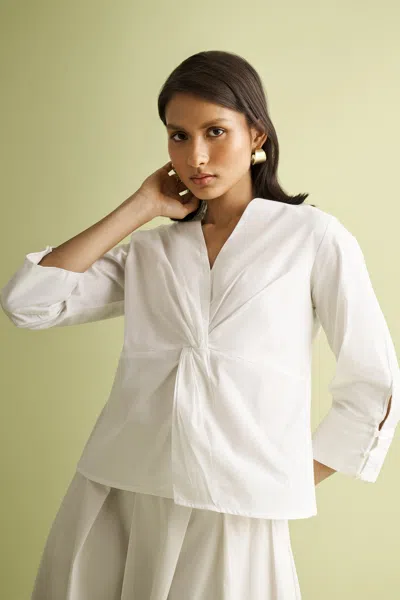 Reistor Front Twist Top In White In White