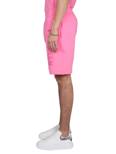 Alexander Mcqueen Bermuda Shorts With Graffiti Logo Print In Pink