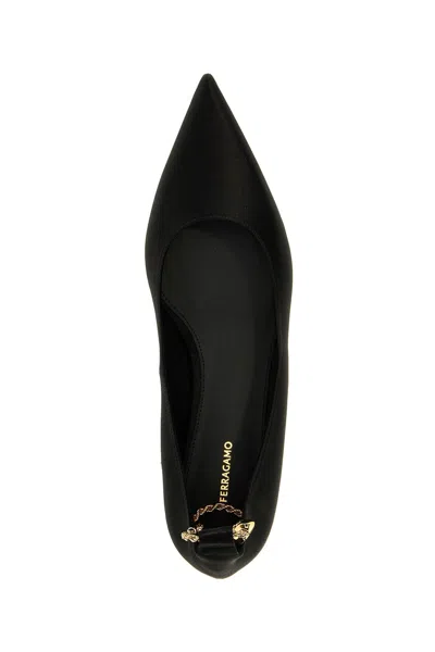 Ferragamo Dada Flache Schuhe Mit Spitzer Kappe Aus Satin In Black
