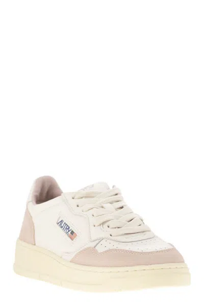 Autry Medalist Low Sneakers In White