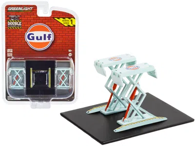 Greenlight Automotive Double Scissor Lift "gulf Oil" Light Blue "double Scissor Lifts" Series 1 1/64 Diecast Mo