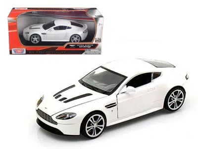 Motormax 1 By 24 Aston Martin V12 Vantage Diecast Car Model - Pearl White