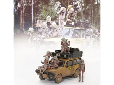 Mini Gt Range Rover With Roofrack Tan (dirty Version) "camel Trophy - Papua New Guinea Team Usa" (1982) With