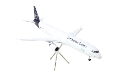 Geminijets Airbus A321p2f Commercial Aircraft "lufthansa Cargo" (d-aeuc) White With Blue Tail "gemini 200" Seri