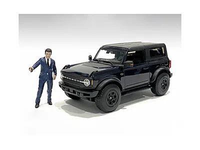 American Diorama The Dealership Male Salesperson Figurine For 1/24 Scale Models By