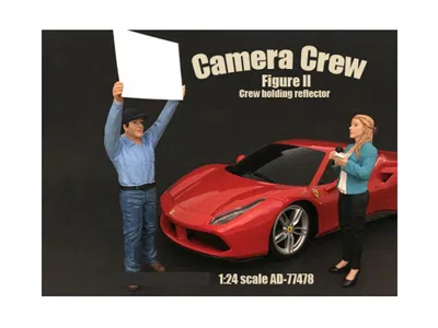 AMERICAN DIORAMA CAMERA CREW FIGURE II "CREW HOLDING REFLECTOR" FOR 1:24 SCALE MODELS BY AMERICAN DIORAMA 