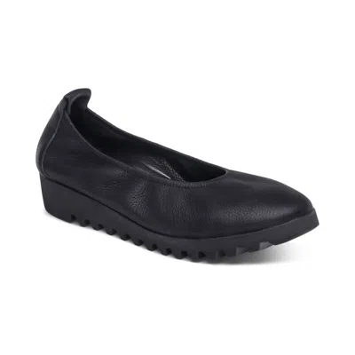 Aetrex Women's Brianna Slip-on Ballet Flat In Black In Black