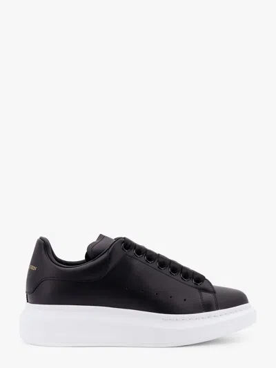 Alexander Mcqueen Round Head Lacing Low-cut Casual Sneakers In Black