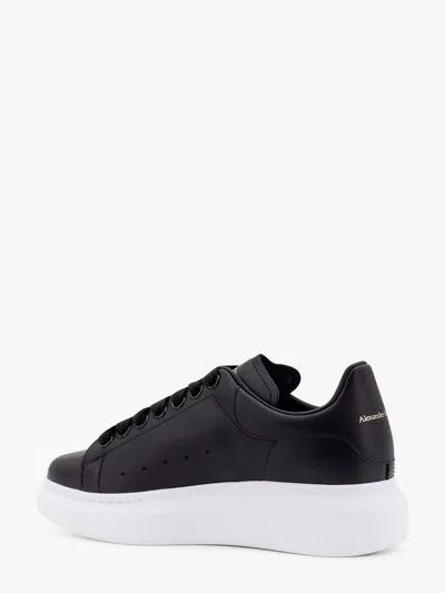 Alexander Mcqueen Round Head Lacing Low-cut Casual Sneakers In Black