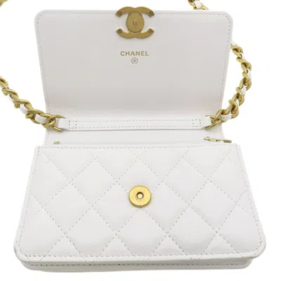 Pre-owned Chanel Matelasse White Leather Shoulder Bag ()