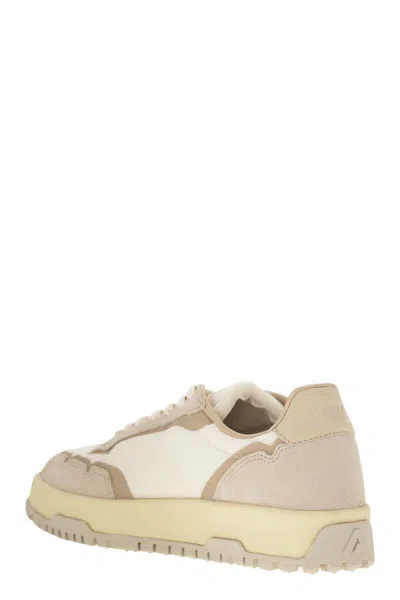 Autry Sneakers Wildpace Low In Mesh E Suede In White/sand
