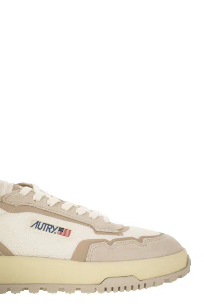 Autry Sneakers Wildpace Low In Mesh E Suede In White/sand