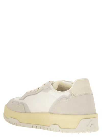Autry Wildpace Low Sneakers In White Mesh And Suede