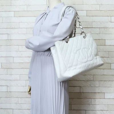 Pre-owned Chanel White Caviar Leather Shoulder Bag ()