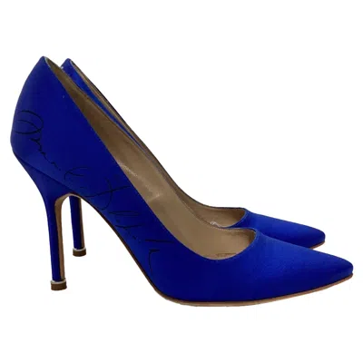 Vetements X Manolo Blahnik Signed Pointed Pumps In Blue Satin In Blue