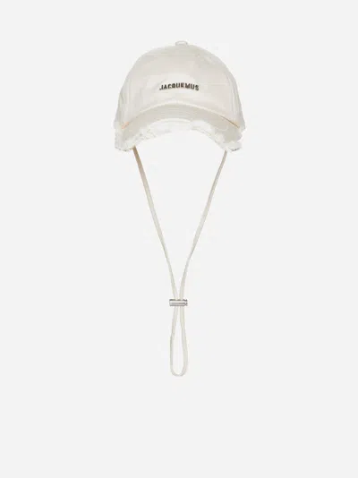 Jacquemus Artichoke Cap With Adjustable Strap And Frayed Edge In Off White