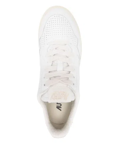 Autry Low Top Sneakers Logoed Heel In White