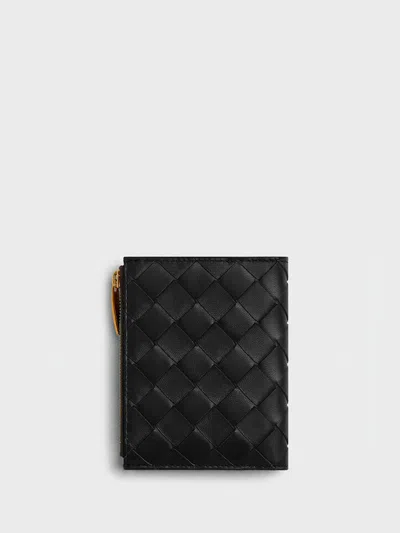 Bottega Veneta Portafoglio Intrecciato Bi-fold Piccolo Con Zip In Black