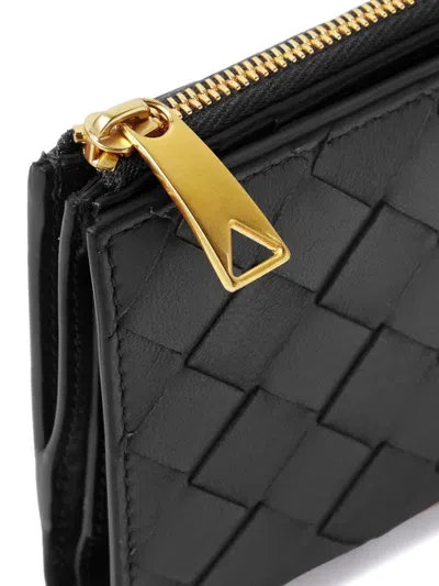 Bottega Veneta Portafoglio Intrecciato Bi-fold Piccolo Con Zip In Black