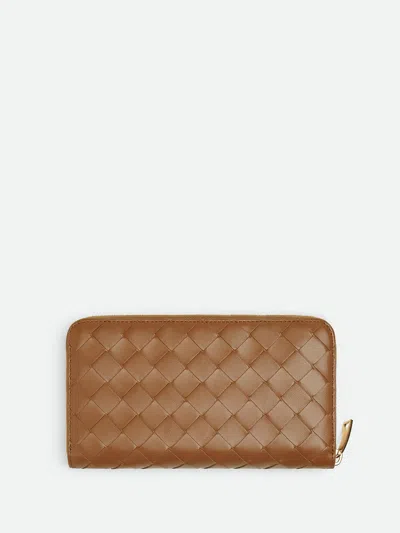 Bottega Veneta Women Portafoglio Intrecciato Grande Con Zip In Brown