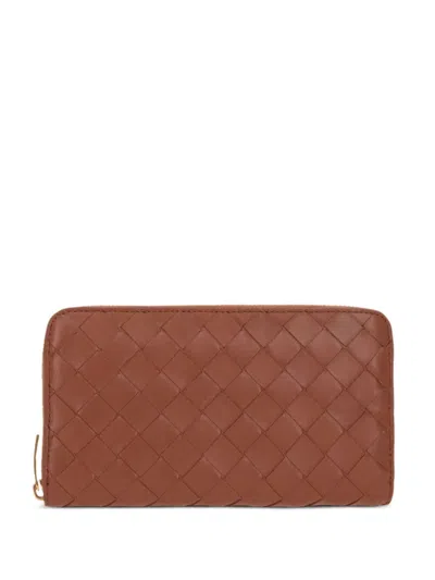 Bottega Veneta Women Portafoglio Intrecciato Grande Con Zip In Brown