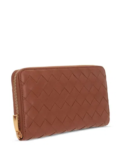Bottega Veneta Women Portafoglio Intrecciato Grande Con Zip In Brown