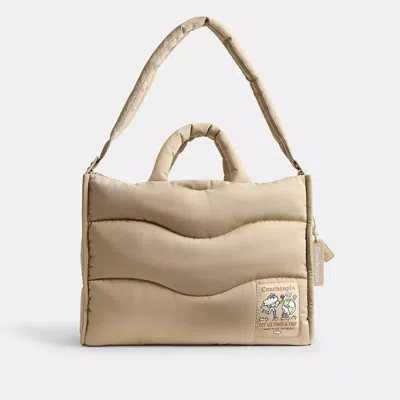 Coach Topia Loop Tote Aus Recyceltem Polyester Mit Steppung Im Wellenmuster In Beige