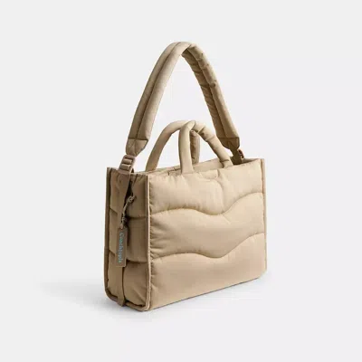 Coach Topia Loop Tote Aus Recyceltem Polyester Mit Steppung Im Wellenmuster In Beige
