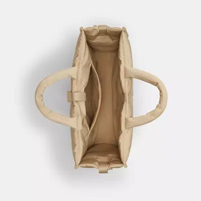 Coach Topia Loop Tote Aus Recyceltem Polyester Mit Steppung Im Wellenmuster In Beige