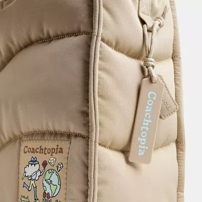 Coach Topia Loop Tote Aus Recyceltem Polyester Mit Steppung Im Wellenmuster In Beige