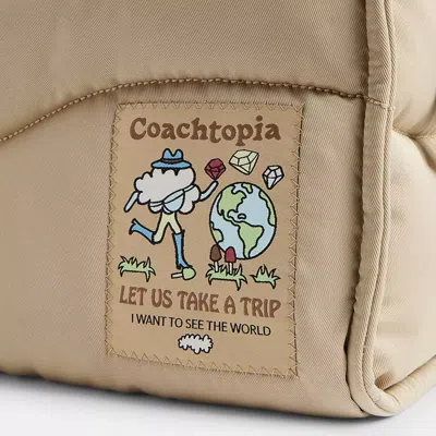 Coach Topia Loop Tote Aus Recyceltem Polyester Mit Steppung Im Wellenmuster In Beige