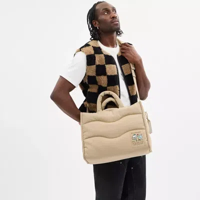 Coach Topia Loop Tote Aus Recyceltem Polyester Mit Steppung Im Wellenmuster In Beige