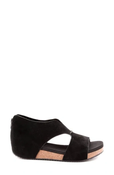 Volatile Gainsbourg Platform Wedge Sandal In Black