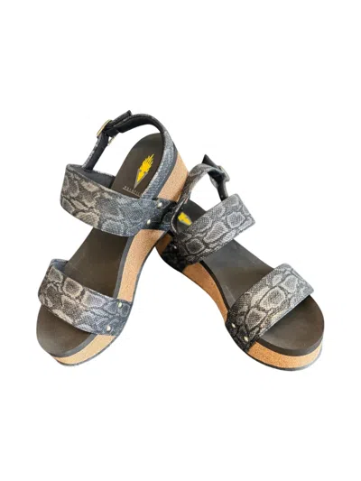 Very Volatile Summer Love Clogs In Black In Black